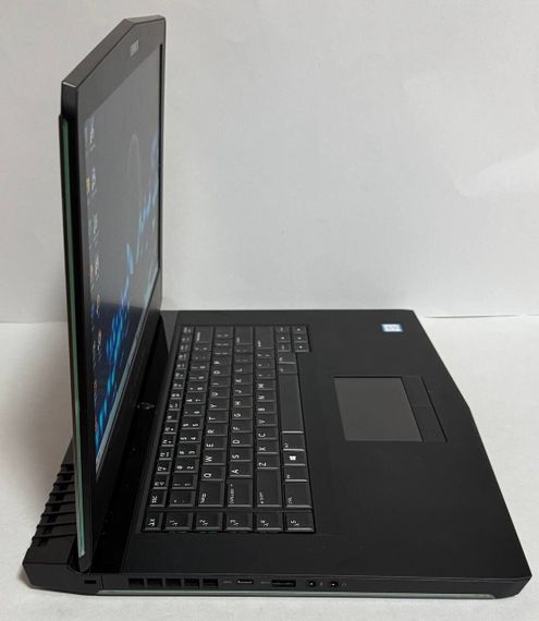 Ігровий ноутбук Dell Alienware 15 R3 / 15.6" (1920x1080) IPS / Intel Core i7-7700HQ (4 (8) ядра по 2.8 - 3.8 GHz) / 16 GB DDR4 / 256 GB SSD + 1000 GB HDD / nVidia GeForce GTX 1070, 8 GB GDDR5, 256-bit / WebCam б/в | Зображення 6