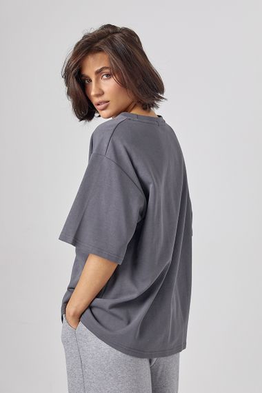 Однотонна жіноча футболка oversize з контрастним написом - темно-сірий цвет, ONE SIZE (є розміри) | Зображення 1