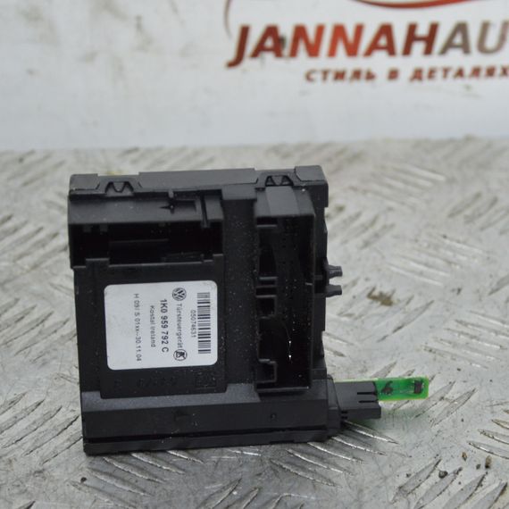 Блок моторчика склопідйомника передній правий Volkswagen Golf V Caddy III 2003-2015 Фольксваген 1K0959792C