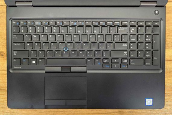 Ноутбук Dell Latitude 5580 / 15.6" (1366x768) TN / Intel Core i5-7200U (2 (4) ядра по 2.5 - 3.1 GHz) / 8 GB DDR4 / 128 GB SSD / Intel HD Graphics 620 / WebCam / Windows 10 б/в + Подарунок  Флеш-накопичувач USB 32 ГБ | Зображення 2