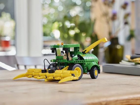 Конструктор LEGO Technic Кормозбиральний комбайн John Deere 9700 (42168) | Зображення 1
