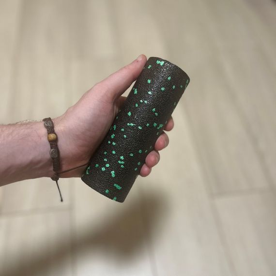 Массажный ролик (роллер) гладкий Паверплей PP-4346 Mini EPP Foam Roller Черно/Зеленый (15x5,3см.) | Зображення 4