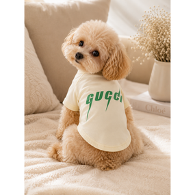 Брендовая футболка для собак Gucci с зеленой надписью на спинке, бежевая