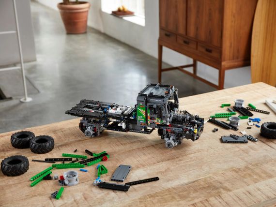 Конструктор LEGO Technic Повнопривідна вантажівка для випробувань Mercedes-Benz Zetros (42129) | Зображення 2