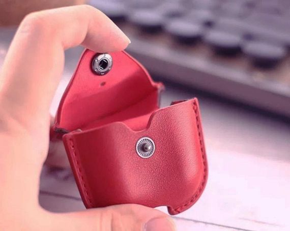 Шкіряний чохол Primo Hook для навушників Apple AirPods / AirPods 2019 - Red | Зображення 1