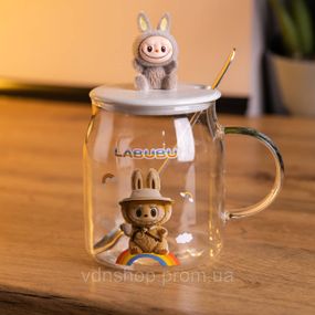 Новогодняя большая стеклянная чашка "Лабуба" с крышкой и ложкой 600 мл, Праздничная кружка чашка для детей на подарок Коричневый