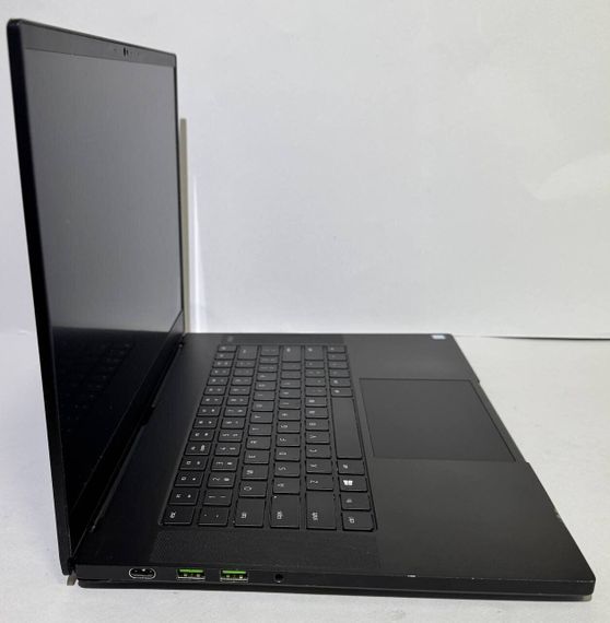Игровой ноутбук Б-класс Razer Blade 15 RZ09-0301 / 15.6" (1920x1080) IPS / Intel Core i7-9750H (6 (12) ядер по 2.6 - 4.5 GHz) / 32 GB DDR4 / 1000 GB SSD / nVidia GeForce RTX 2070 Max-Q, 8 GB GDDR6, 256-bit / WebCam б/у | Зображення 3