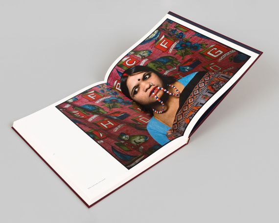 Книга лучшие фотографы мира Mary Ellen Mark: Falkland Road, Prostitutes of Bombay Мэри Эллен Марк Мумбаи | Зображення 3