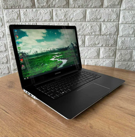 Ноутбук Сенсорний Samsung NP940 15.6" 4K IPS i7 6700HQ 16Gb SSD 512Gb GTX 950M Б/В | Зображення 1