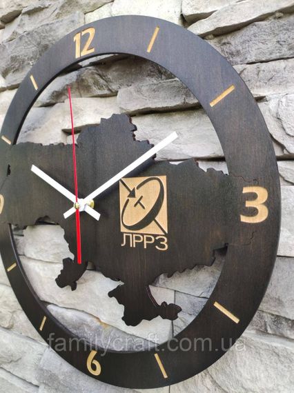 Настінний дерев'яний годинник, Карта України, безшумний механізм, патріотичний декор з логотипом, 35 см | Зображення 1