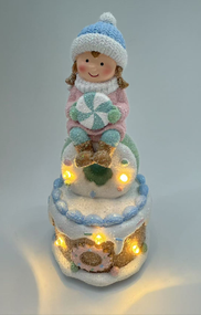 Новорічна декоративна фігурка з підсвіткою 10,5×10×20,5 см Новорічний декор Дівчинка з зефіркою з порцеляни CR-6-13