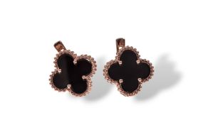 Сережки из красного золота с ониксом в форме клевера