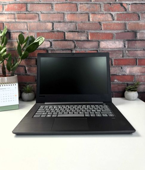 Ноутбук Lenovo V330-14IKB 81B0 / 14" (1920x1080) IPS / Intel Core i5-8250U (4 (8) ядра по 1.6 - 3.4 GHz) / 8 GB DDR4 / 256 GB SSD / Intel UHD Graphics 620 / WebCam б/у | Зображення 1