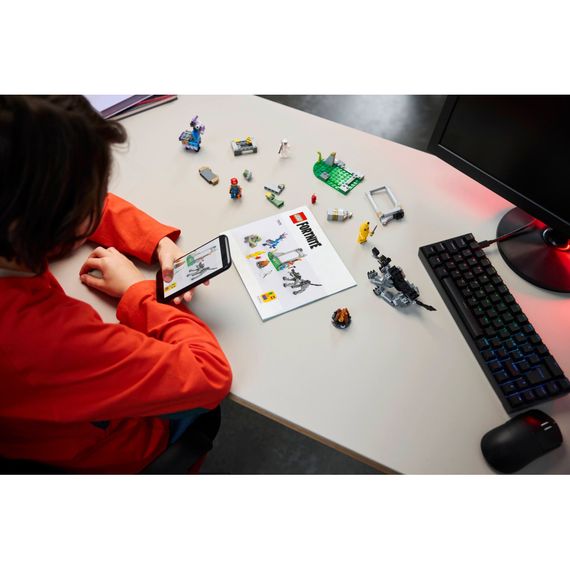 Конструктор LEGO Fortnite Табір Peely та Sparkplug (77075) | Зображення 8