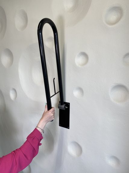 Поручень відкидний настінний з тримачем туалетного паперу Maxiflow чорний (4833.2311S.102.00) | Зображення 1