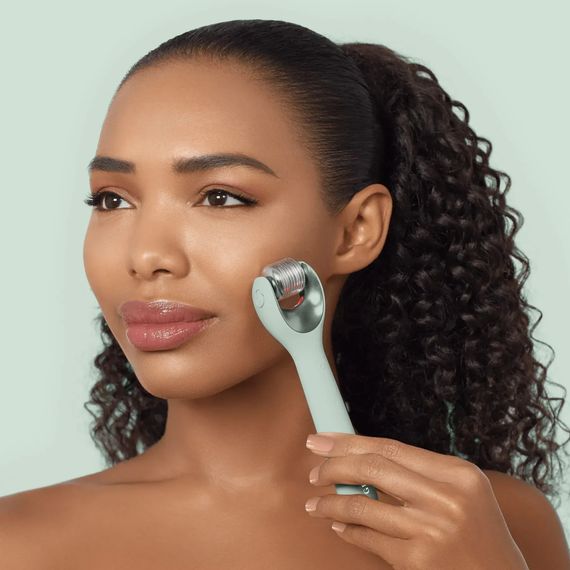 Электронный роллер для лица с микроиглами GESKE MicroNeedle Face Roller 9в1 gray, Зеленый | Зображення 3