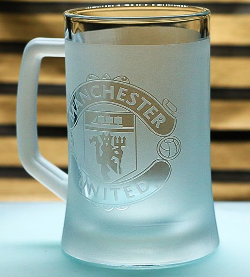 Пивний келих 670 мл ФК Манчестер Юнайтед FC Manchester United з гравіюванням подарунок для фаната ФК  футбольний кухоль | Зображення 2