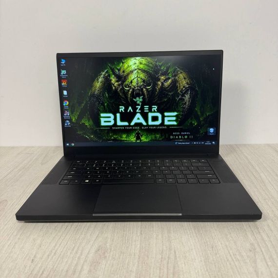 Ігровий ноутбук Razer Blade 15 RZ09-02705 / 15.6" (1920x1080) IPS / Intel Core i7-8750H (6 (12) ядер по 2.2 - 4.1 GHz) / 16 GB DDR4 / 512 GB SSD / nVidia GeForce GTX 1060 Max-Q, 6 GB GDDR5, 192-bit / WebCam б/в | Зображення 1