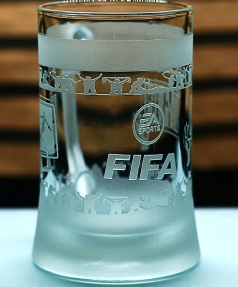 Геймерский пивной бокал 670 мл с гравировкой игры FIFA ФИФА оригинальный подарок фанату футбола