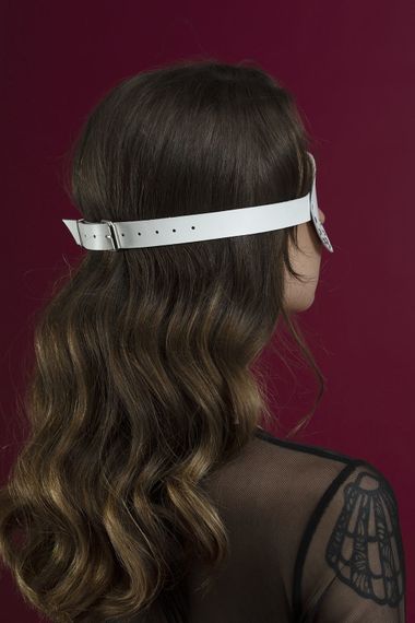Маска на очі з заклепками Feral Feelings - Blindfold Mask, натуральна шкіра, біла | Зображення 2