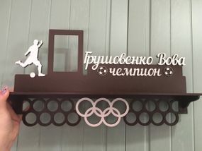 Медальниця футбол, іменна з поличкою, дерев'яна, тримач для медалей, медальниці