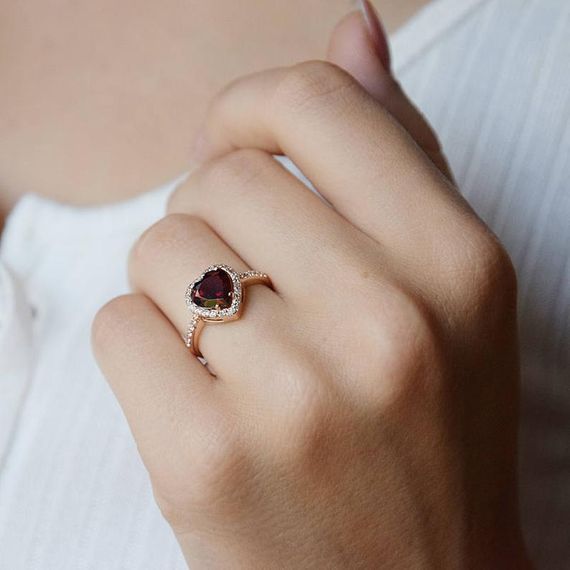 Кольцо из красного золота с гранатом в форме сердца и фианаитами 20.5 | Зображення 4