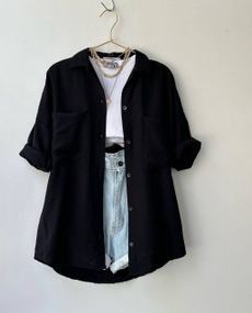 Женская легкая рубашка оверсайз с подворачиваевым рукавом с фиксатором креп жатка PF4125 цвет черный, размер 42/46