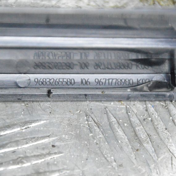 Накладка торпедо центральна Citroen C4 Picasso 2006-2013 Решітка дефлектора центральна Сітроен 9683265680 | Зображення 6