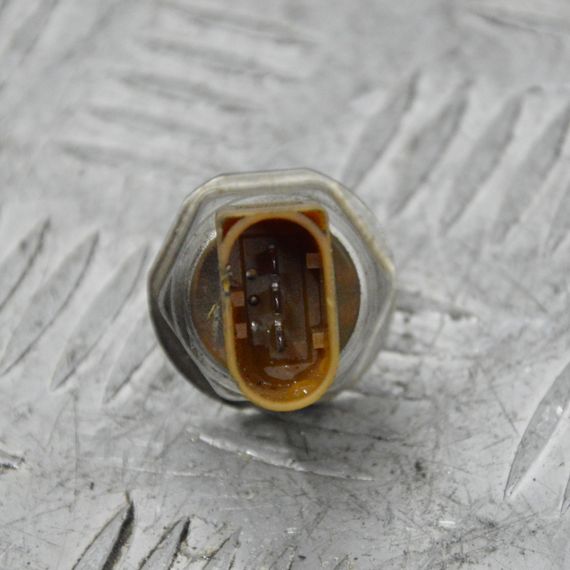 Датчик тиску палива Skoda Fabia Octavia Superb Датчик тиску палива в рейці Шкода 03C906051H | Зображення 1