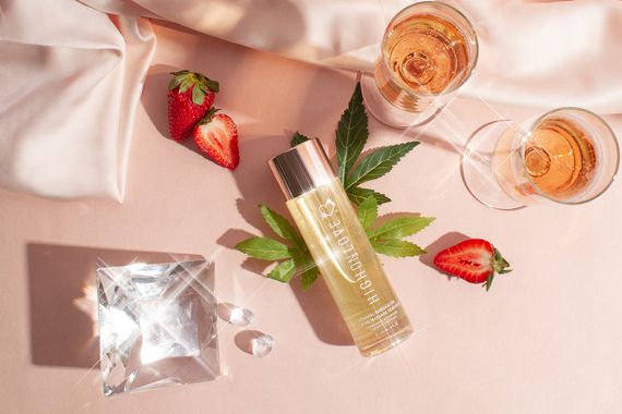 Масажна олія полуниця та шампанське Sensual Massage Oil, 120 мл HighOnLove (Канада) sexstyle | Зображення 3