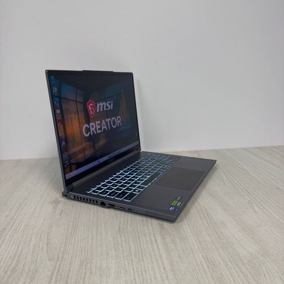 Ігровий ноутбук Б-клас MSI Creator 16 AI Studio A1VHG / 16" (3840x2400) IPS / Intel Core Ultra 9 185H (16 (22) ядер по 3.9 - 5.1 GHz) / 16 GB DDR5 / 1000 GB SSD NVMe / nVidia GeForce RTX 4080, 12 GB GDDR6, 192-bit / WebCam б/в | Зображення 4