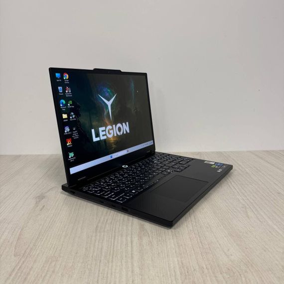 Игровой ноутбук Lenovo Legion 5 15IRX10 / 15.6" (2560x1440) OLED / Intel Core i7-13650HX (14 (20) ядер по 2.6 - 4.9 GHz) / 32 GB DDR5 / 1000 GB SSD / nVidia GeForce RTX 5060, 8 GB GDDR7, 128-bit / WebCam б/у | Зображення 3