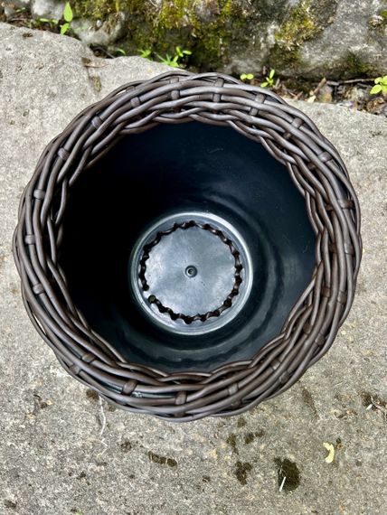 Кашпо зі штучного ротангу ручної роботи “Гірське Венге”, обʼєм 10 л — підвазонник для дому, саду, тераси | Зображення 1