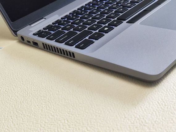 Ультрабук Dell Latitude 5510 / 15.6" (1366x768) TN / Intel Core i5-10310U (4 (8) ядра по 1.7 - 4.4 GHz) / 16 GB DDR4 / 256 GB SSD / Intel UHD Graphics / WebCam б/в | Зображення 4