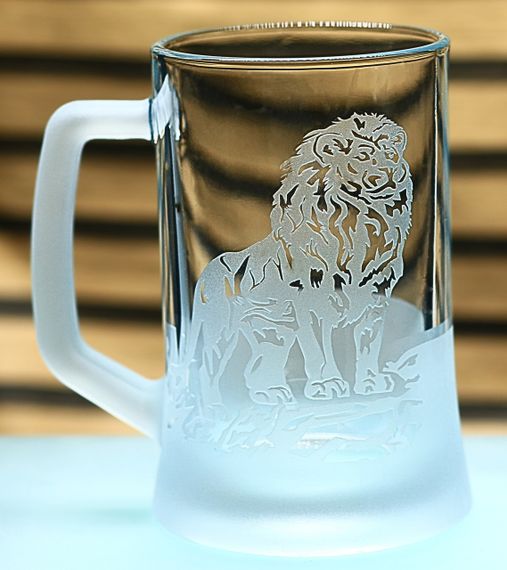 Пивной бокал 670 мл с ручкой Лев подарок для мужчины кружка с гравировкой царь зверей