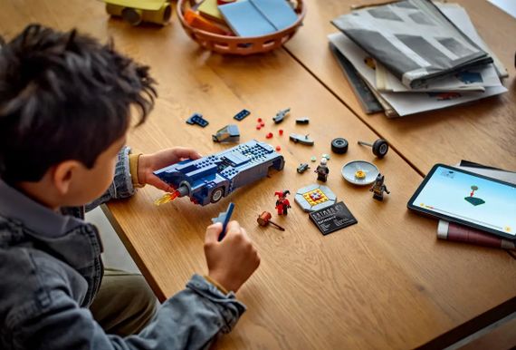 Конструктор LEGO Batman Бетмен на бетмобілі проти Харлі Квін і Містера Фріза 76274 | Зображення 7
