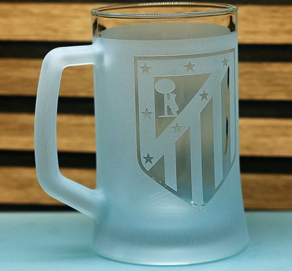 Подарунковий келих з ручкою для пива 670 мл з  гравіюванням лого футбольного клубу ФК Атлетіко | Зображення 1