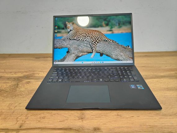 Ультрабук Б-класс LG Gram 17Z95P / 17" (2560x1600) IPS / Intel Core i7-1195G7 (4 (8) ядра по 1.3 - 5.0 GHz) / 16 GB DDR4 / 1000 GB SSD + 1000 GB SSD / Intel Iris Xe Graphics / WebCam / Windows 11 Home б/у | Зображення 1