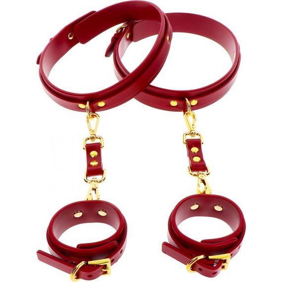 Фіксатори на стегна з наручниками та карабінами Taboom, червоні, із золотистою фурнітурою sexstyle | Зображення 1