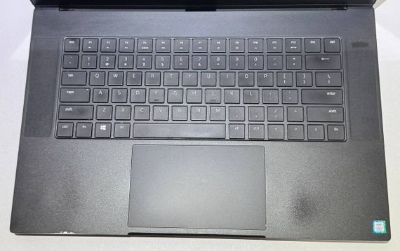 Игровой ноутбук Б-класс Razer Blade 15 RZ09-0301 / 15.6" (1920x1080) IPS / Intel Core i7-9750H (6 (12) ядер по 2.6 - 4.5 GHz) / 32 GB DDR4 / 1000 GB SSD / nVidia GeForce RTX 2070 Max-Q, 8 GB GDDR6, 256-bit / WebCam б/у | Зображення 2