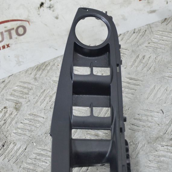 Накладка ручки двері передньої лівої Ford Fiesta VII 2012-2017 Накладка кнопок лівих дверцят Форд C1BBA240A41 | Зображення 1