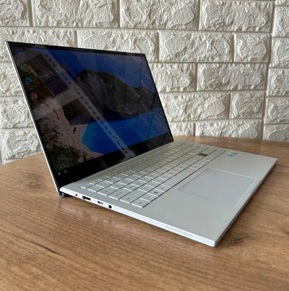 Ноутбук Samsung  White 15.6" FHD OLED i7 10510U 16Gb SSD 256Gb Б/В | Зображення 2