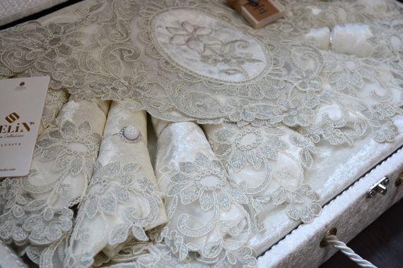 Подарочный набор для сервировки стола Selin Gamze Set 160×220 см в сундуке кремовая | Зображення 3