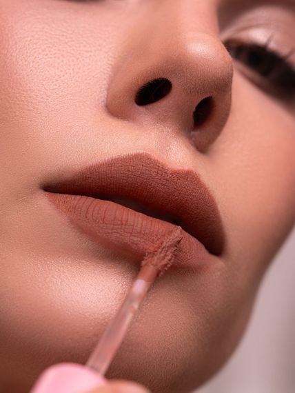 Бархатная матовая помада ZOLA Velour Lip Souffle - 03 Toffee (4.2 мл) | Зображення 3