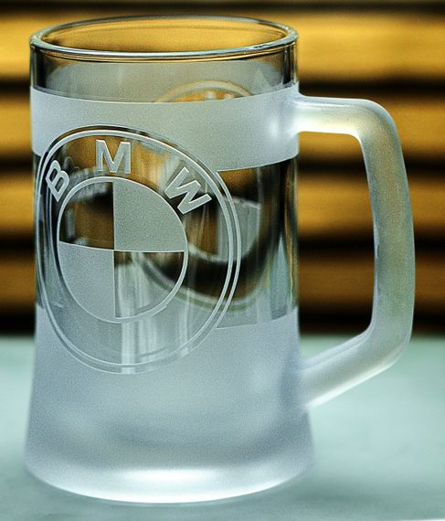 Пивная кружка BMW 670 мл с гравировкой Подарок автолюбителю Бокал с логотипом авто БМВ и легендарный слоган | Зображення 8