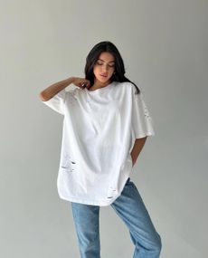 Женская длинная футболка оверсайз с порезами цвет белый размер 48/52 PP027