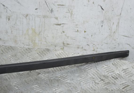 Накладка лобового скла ліва Seat Ibiza IV 2008-2017 Молдинг скла передня ліва Сеат Ібіза 4 6J0854319A | Зображення 2