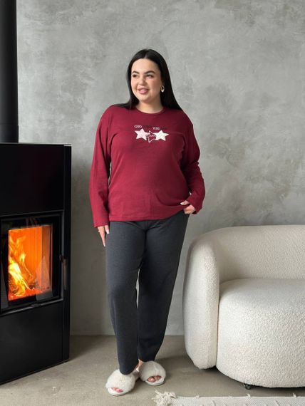 Зручна червона піжамка PLUS SIZE  із зірочками та чорними штанами | Зображення 2