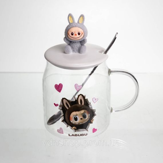 Новорічна велика скляна чашка "Лабубу" з кришкою та ложкою 600 мл, Святкова кружка чашка для дітей на подарунок Сірий FM-56A | Зображення 1