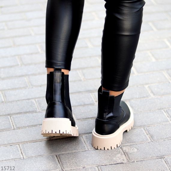 Стильні чорні шкіряні зимові черевики челсі на бежевій підошві | Зображення 6